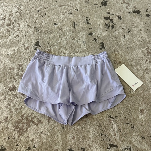 Lululemon Hotty Hot Low-Rise Lined Short 2.5" Size 12 NWT - Lavender Frost - Picture 1 of 3